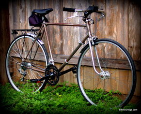 Picture of vintage commuter touring bike with Velo Orange Porteur Bars
