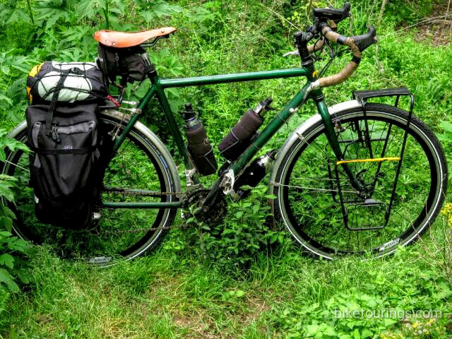 Picture of touring bike with Minoura MT-4000SF front pannier rack for bicycle touring