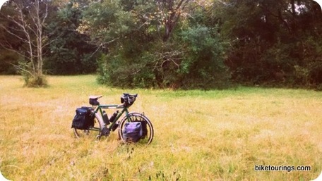 Picture of touring bike with racks and panniers 